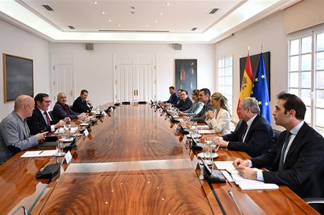 2/04/2025. Pedro Sánchez se reúne con los agentes sociales. El presidente del Gobierno, Pedro Sánchez, y seis de sus ministros durante la re...
