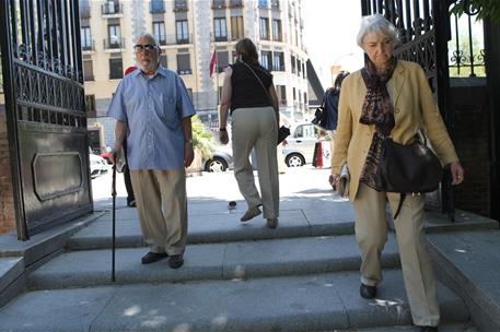 Pensionistas paseando