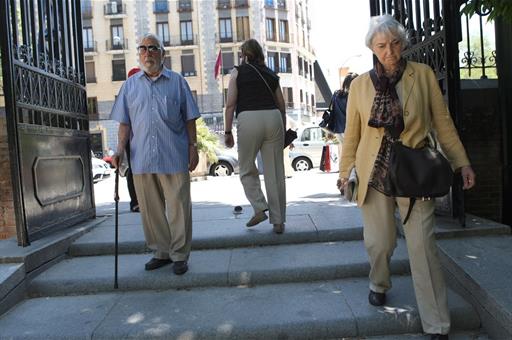 Pensionistas paseando