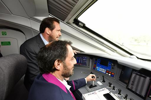 El ministro de Transportes y Movilidad Sostenible, Óscar Puente, junto al maquinista del tren.